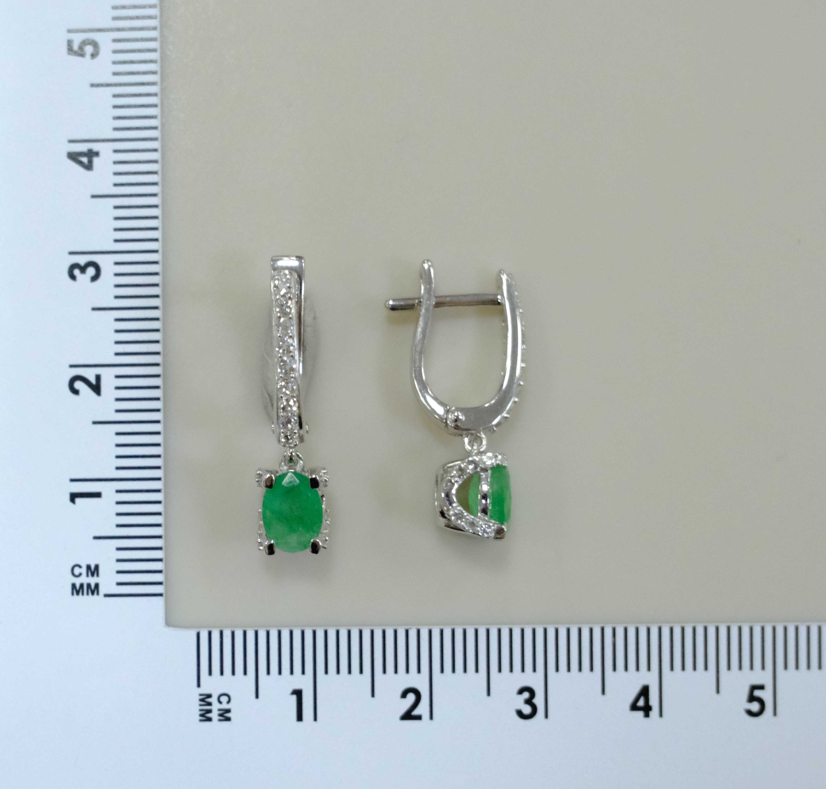 Серебряные серьги с изумрудами